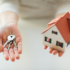 clé et maison dans les mains